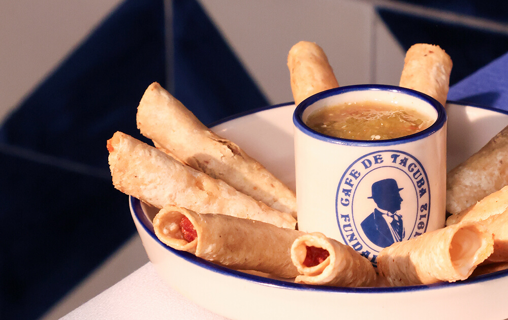 Taquitos dorados con salsa verde