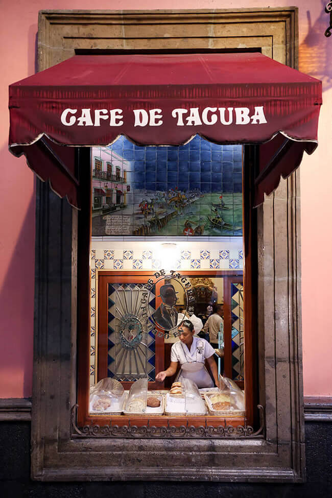 Ventana del restaurante Caf&eacute; de Tacuba