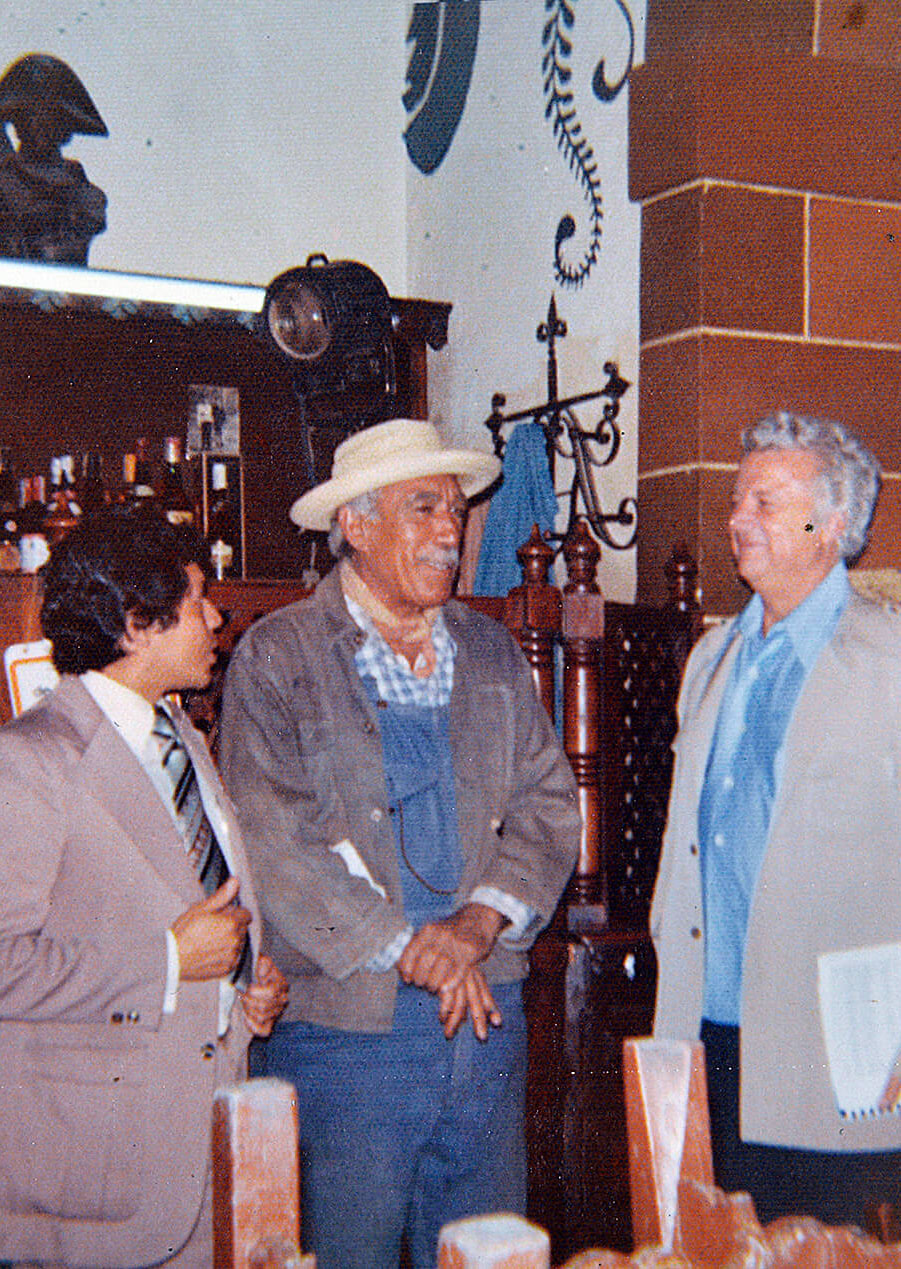 Anthony Quinn en la filmaci&oacute;n de Los hijos de S&aacute;nchez dentro del Caf&eacute; de Tacuba