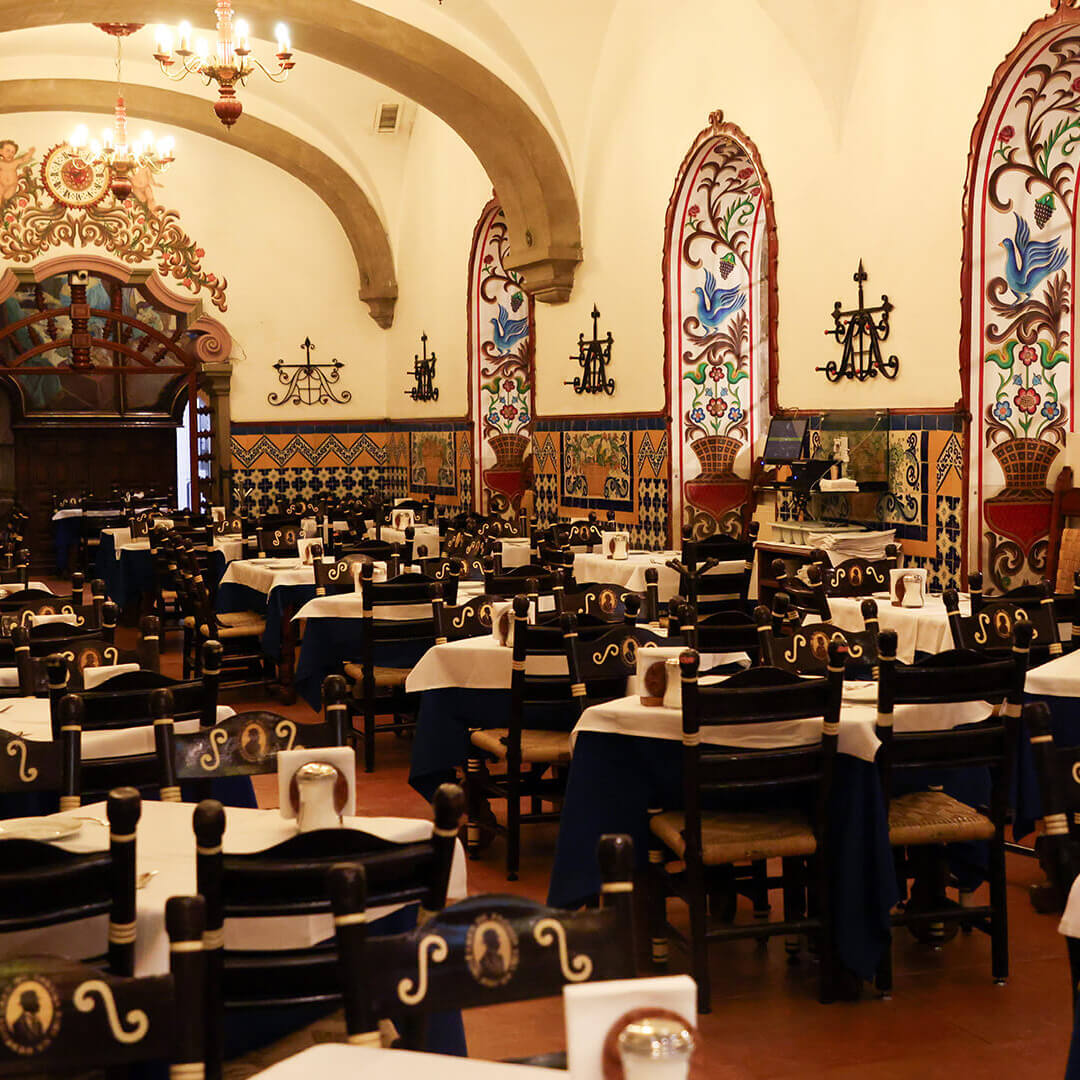 Sal&oacute;n principal de Caf&eacute; de Tacuba vista lateral