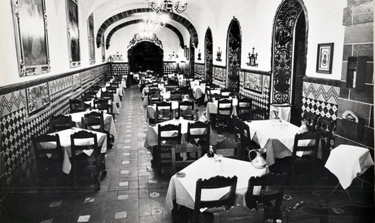 Fotografía antigua del salón principal del restaurante Café de Tacuba