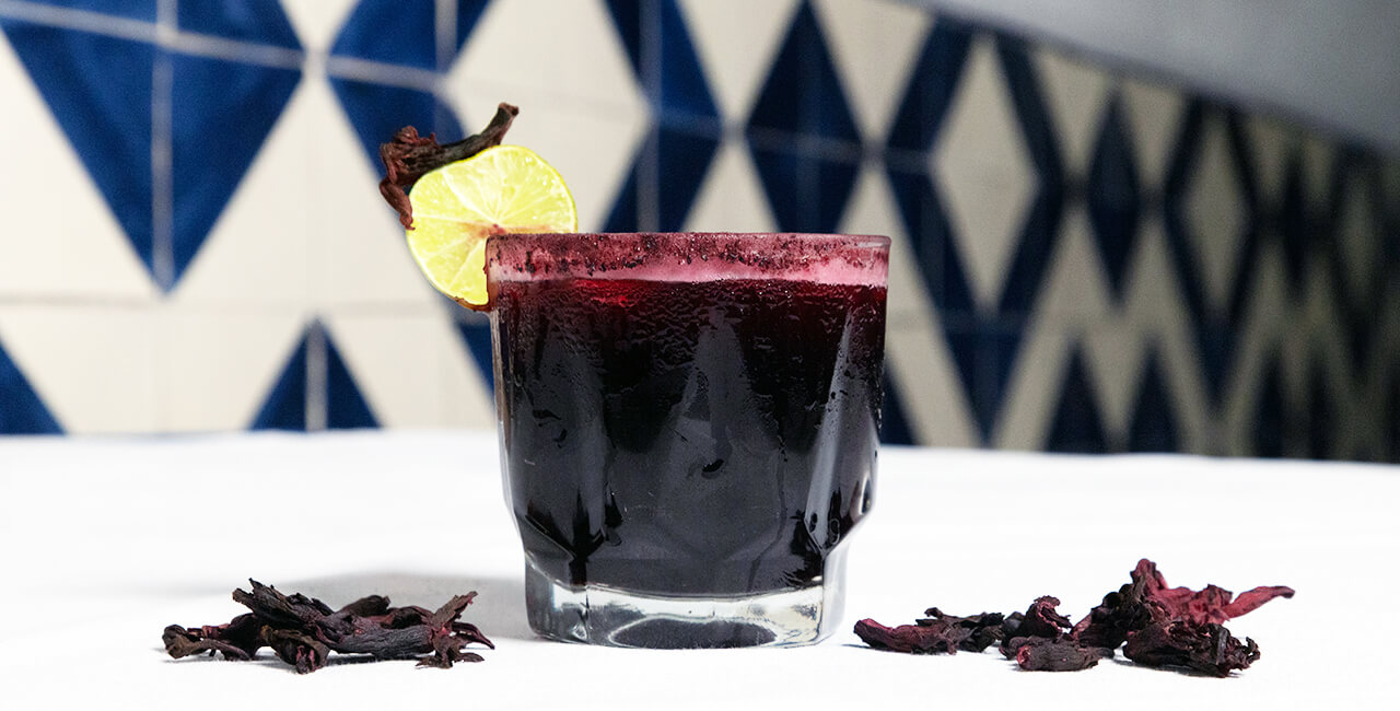 C&oacute;ctel Tacuba elaborado con flor de jamaica, servido en un vaso dentro del restaurante Caf&eacute; de Tacuba.