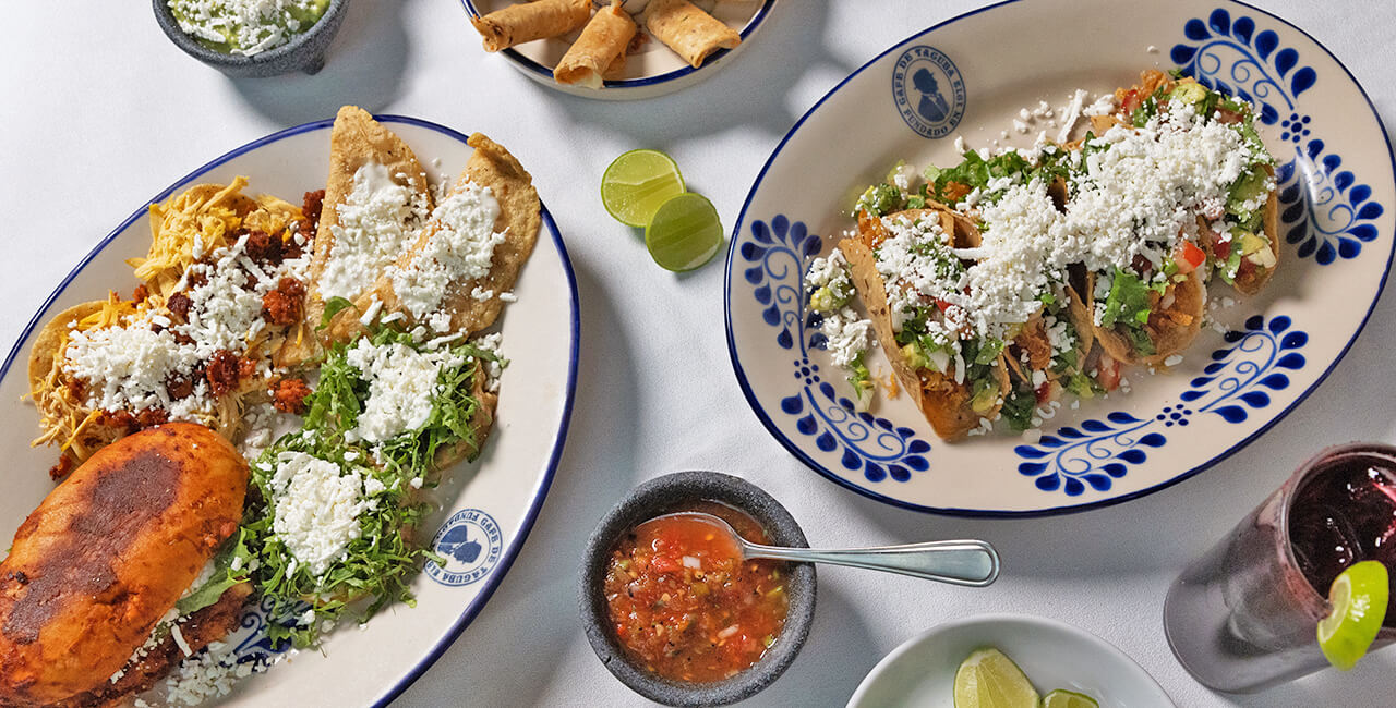 Toma cenital de especialidades de la casa con sopes, pambazos y agua de jamaica en el Caf&eacute; de Tacuba.