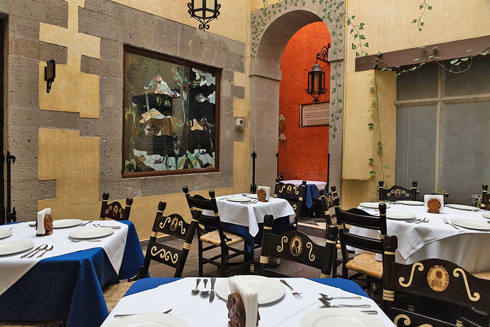 Terraza del restaurante Caf&eacute; de Tacuba, espacio al aire libre para servicio y eventos.