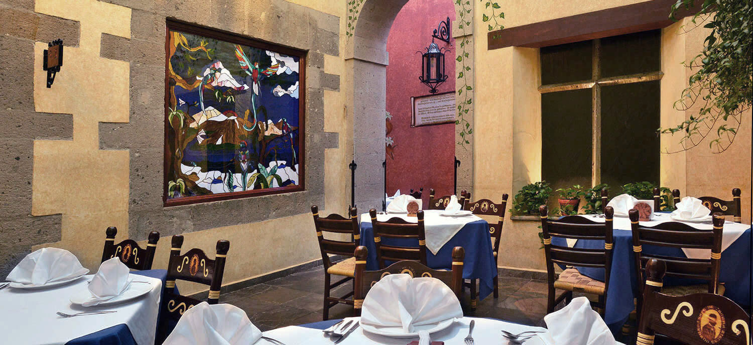 Terraza del restaurante Caf&eacute; de Tacuba, espacio al aire libre para servicio y eventos.